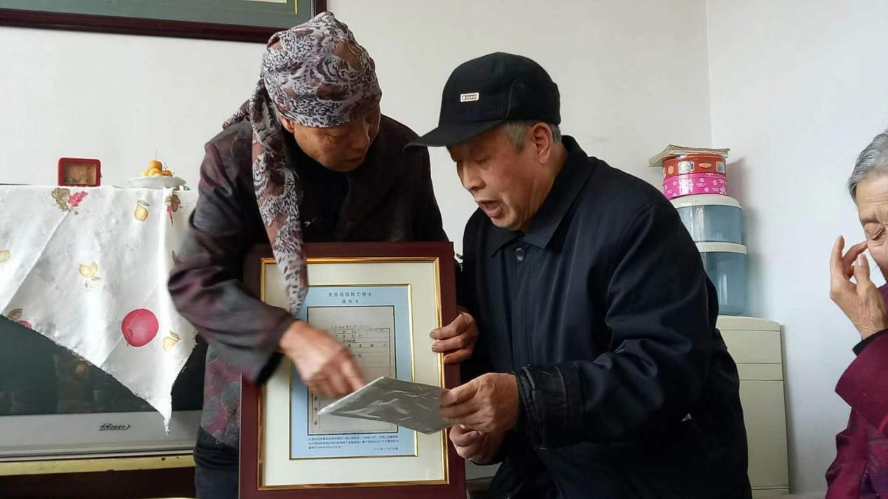 2017年，河北蔚縣，王艾甫將烈士王玉山的陣亡通知書交到烈屬手中。