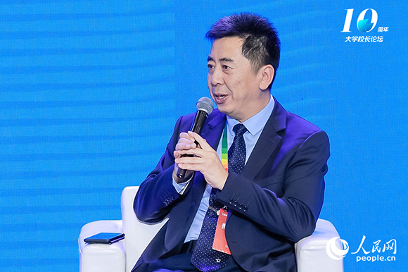 西安交通大學(xué)黨委常委、副校長(zhǎng)洪軍出席圓桌論壇并發(fā)言。