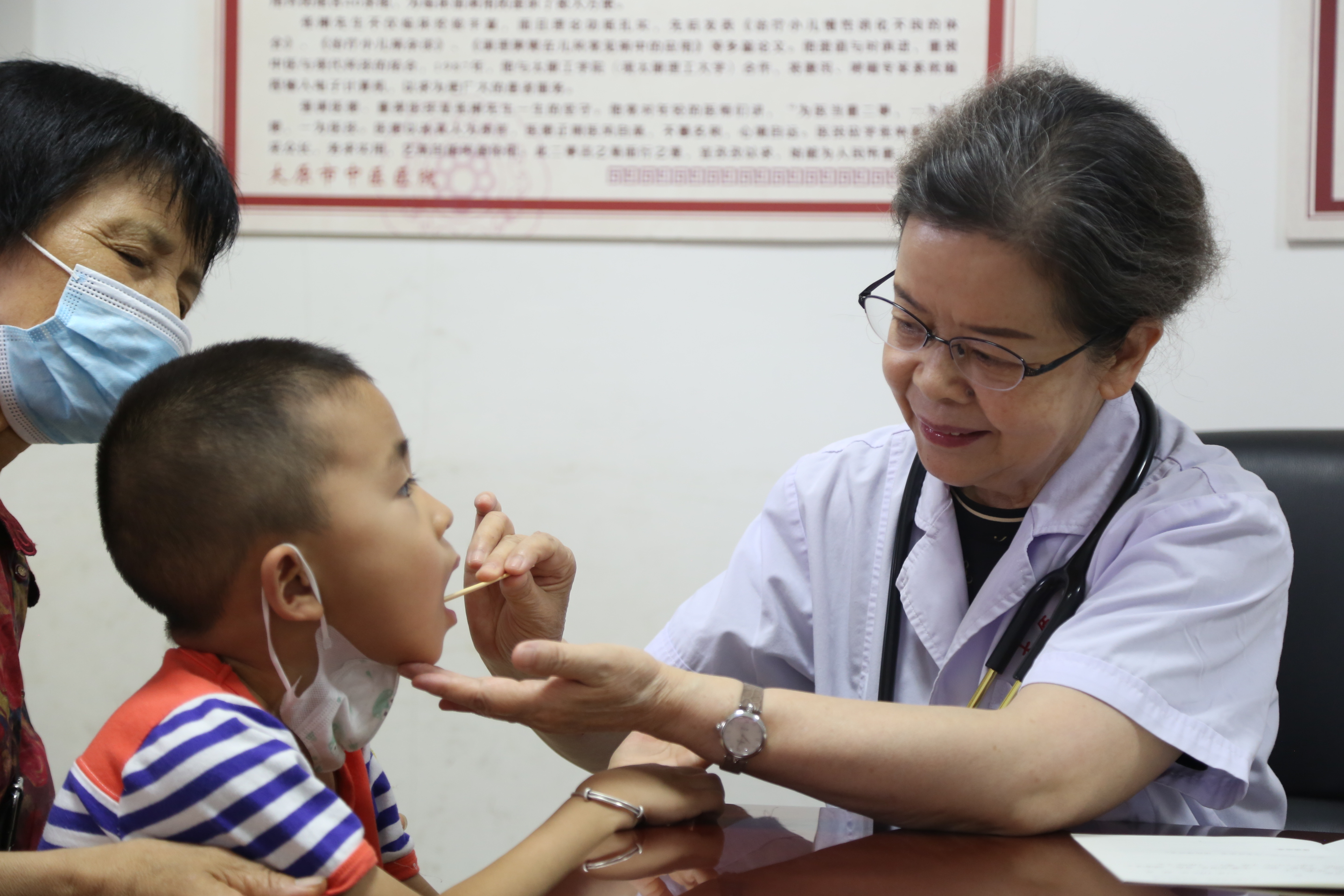 李玉蘭為患兒診治。圖片由太原市衛(wèi)健委提供